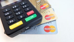 Pagar boletos com o cartão de crédito vale a pena?