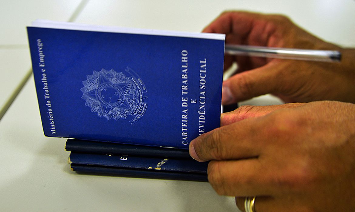Brasil registrou a admissão de 2,25 milhões de pessoas em trabalhos com carteira assinada em fevereiro