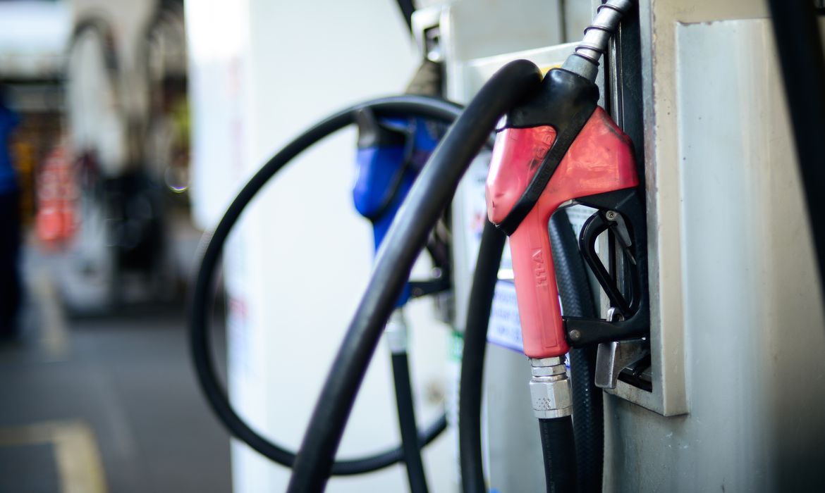 Preço da gasolina volta a cair no país, após cinco semanas