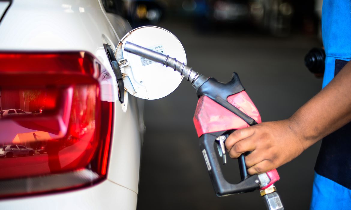 Preço da gasolina fica estável na semana