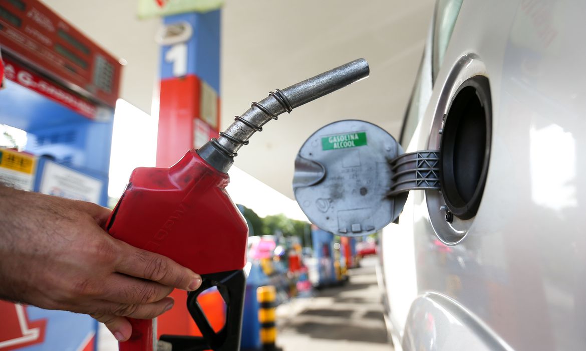 Gasolina voltou a ficar mais cara no Brasil, pressionando o orçamento dos motoristas