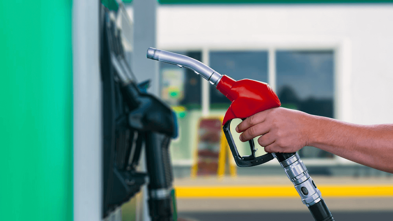 Preço da gasolina volta a cair nos postos do país, após cinco semanas