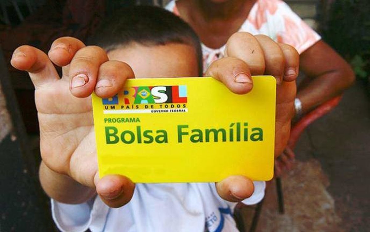 Milhares de famílias sofrem com a interrupção dos repasses do Bolsa Família no país