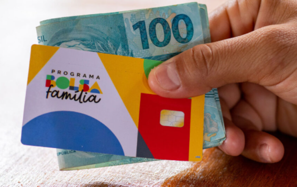 Beneficiários do Bolsa Família podem receber mais de um salário mínimo devido aos auxílios extras pagos pelo governo