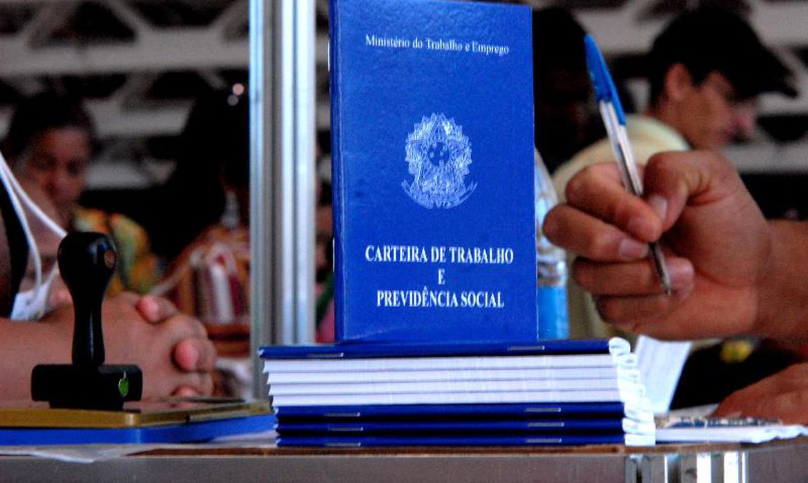 Trabalhadores do país aguardam chegada de novo feriado, mas data não cai em dia útil