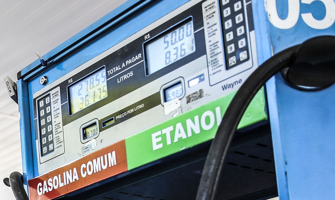Gasolina tem valor energético mais elevado que o etanol e seu valor tende a ser mais caro