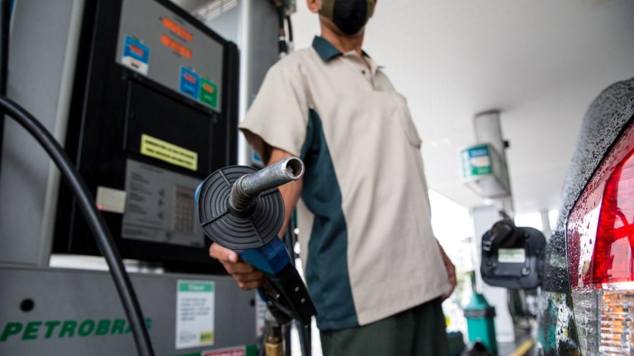 Preço da gasolina está mais alto em quase todos os locais do país em 12 meses