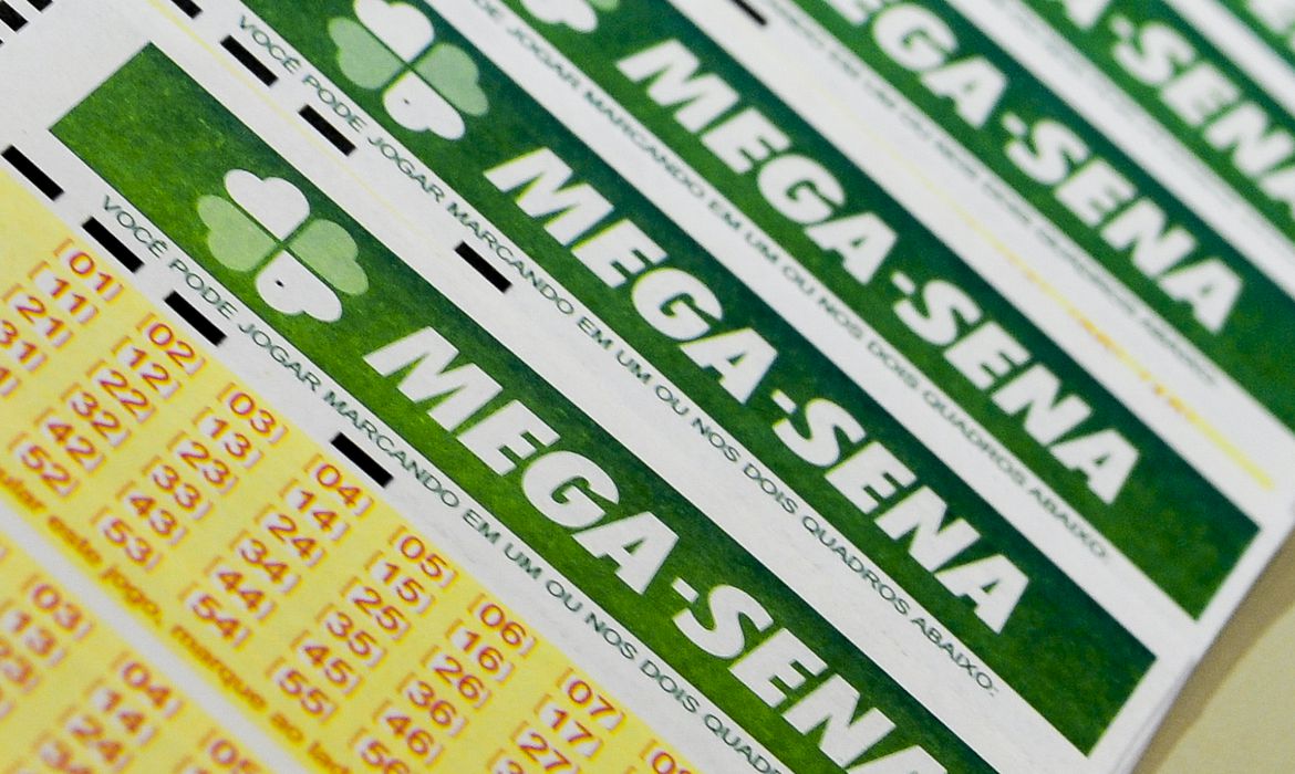Apostadores podem jogar na Mega-Sena em casas lotéricas ou pela internet