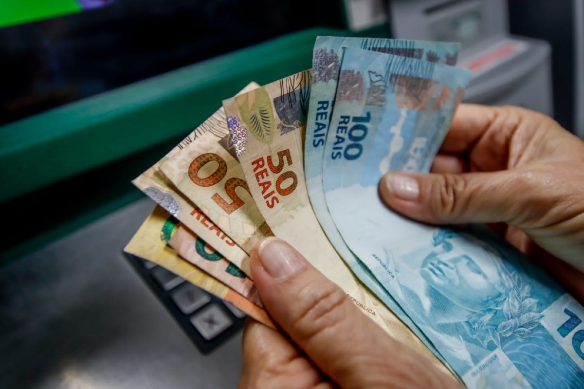 Brasileiros voltam a depositar dinheiro na caderneta de poupança em março