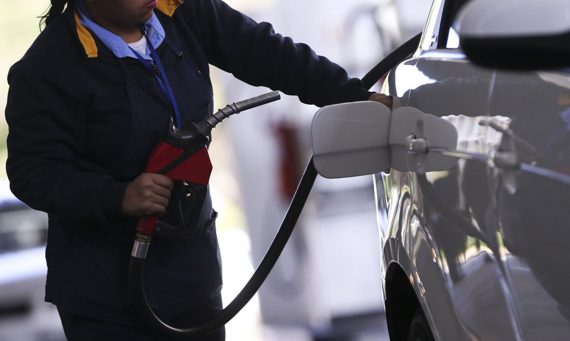 Preço da gasolina acumula alta em 2024, pressionando renda dos motoristas