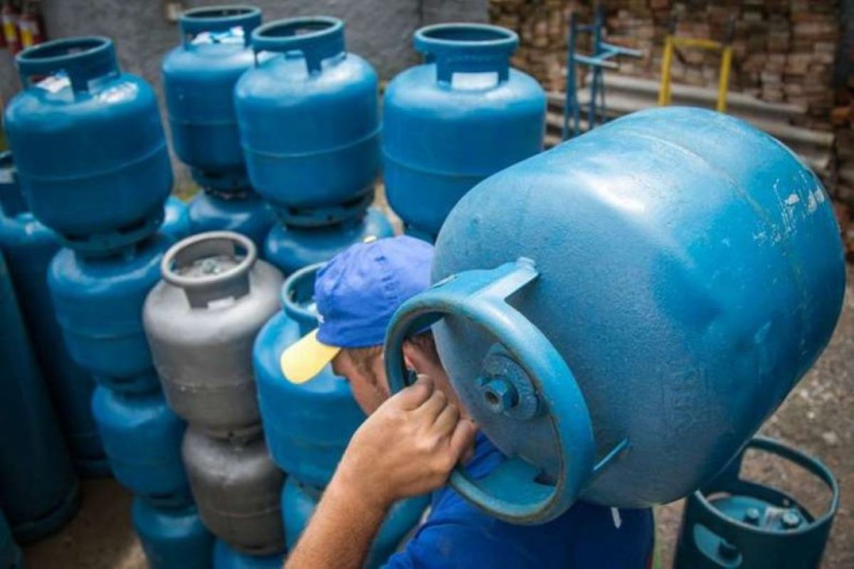 Preço do gás de cozinha sobe em 15 locais, mas valor médio recua no país