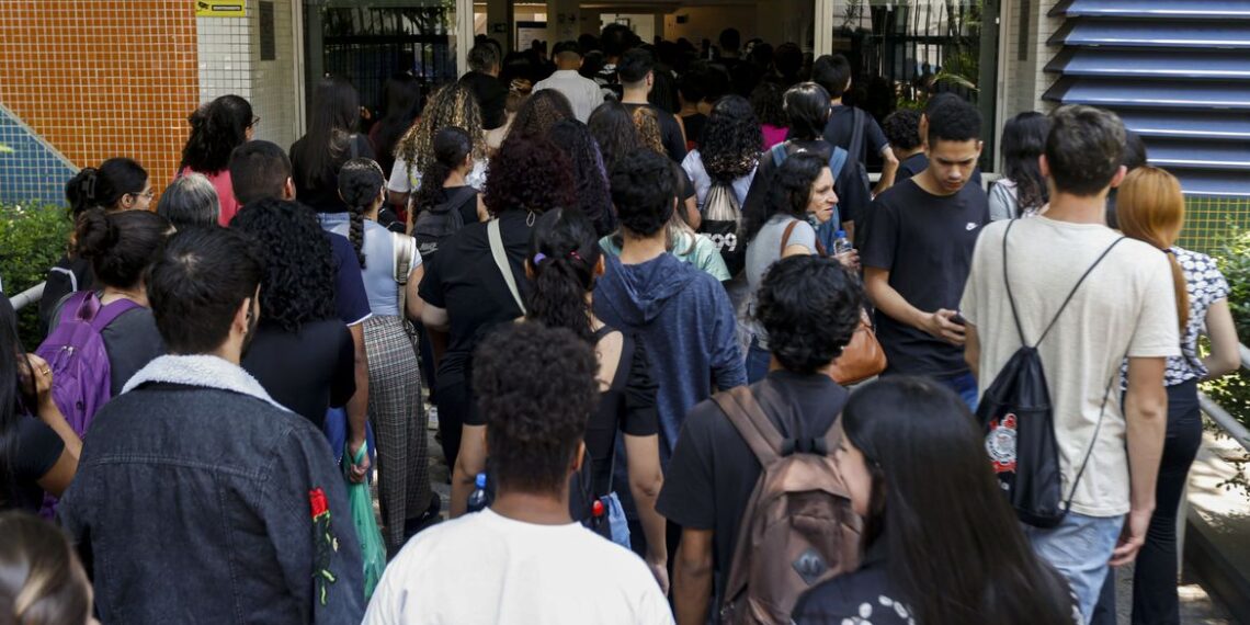 A importância do compromisso escolar para recebimento do benefício. Imagem: Agência Brasil