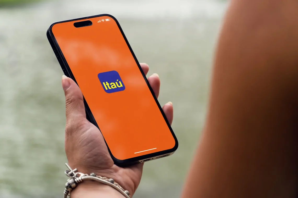 Mantenha o aplicativo Itaú sempre atualizado. Imagem: Shutterstock